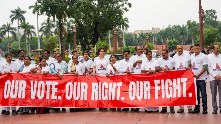 https://www.salarnews.in/public/uploads/images/newsimages/maannewsimage14082025_172703_Fight for vote.jpg